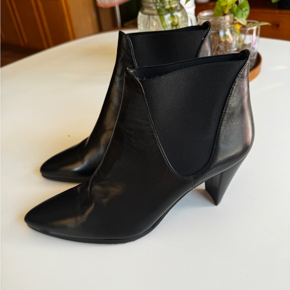 Gently Used * Stuart Weitzman * Black Leather Bootie * Size 8 - Picture 5 of 5